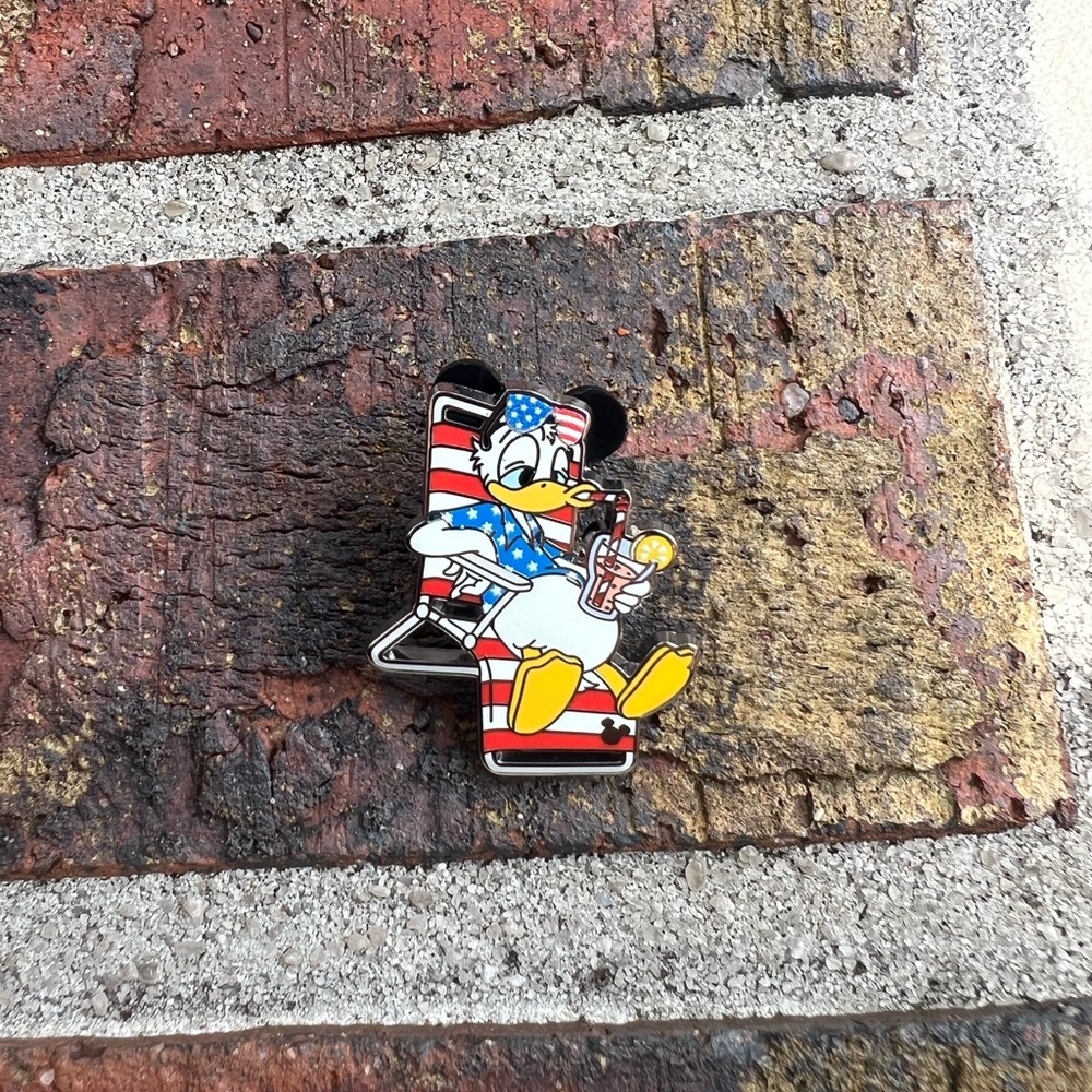 Disney 2025 WDW Hidden Mickey Donald Duck 4th of July Pin